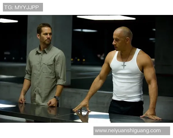 足球明星欢庆时刻双手高举卡通形象展现激情与梦想 足球明星欢庆时刻双手高举卡通形象展现激情与梦想